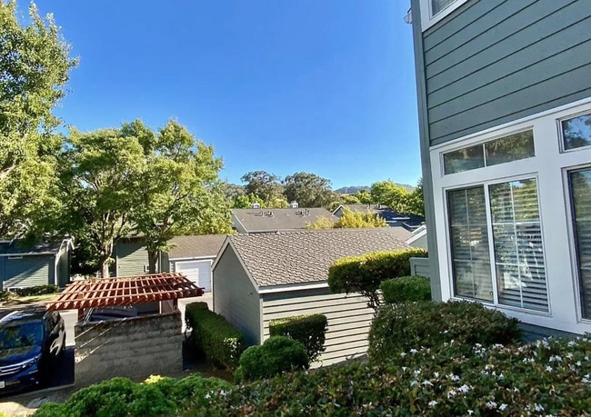 Building Photo - Fabulous Canyon Meadows Condo - Move-In Re...