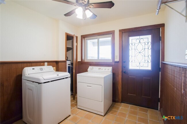 Building Photo - 4692 S E River Rd