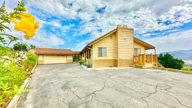 Building Photo - Beautiful Scenic Country Property with Vie...