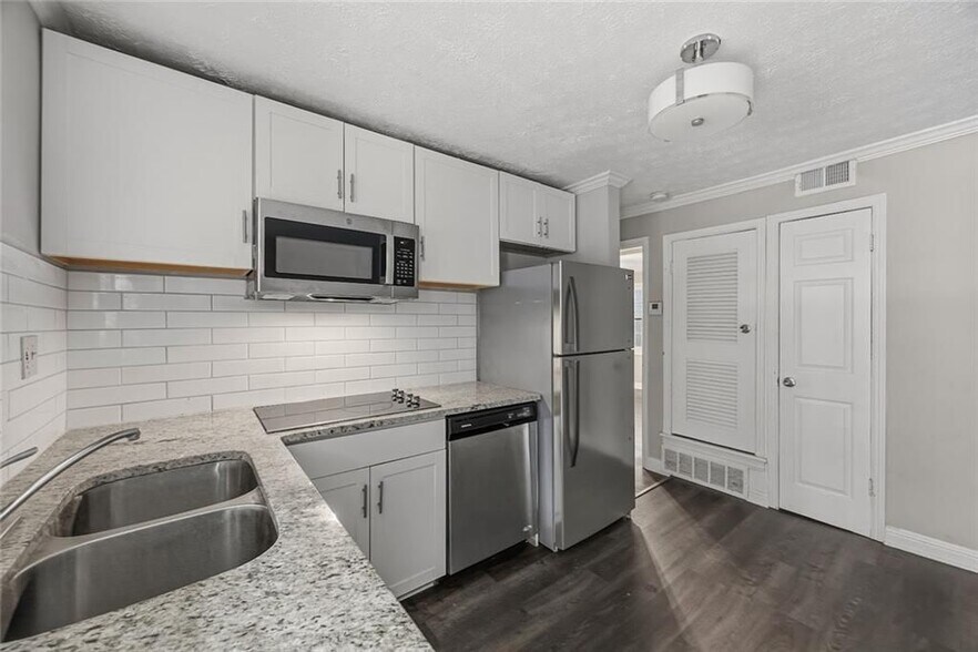 Building Photo - 21 Delmont Dr NE
