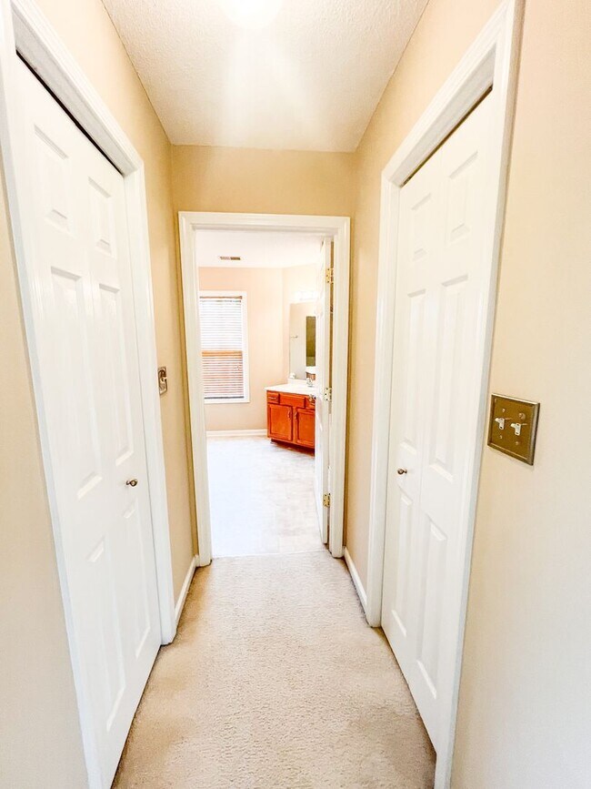 Building Photo - 3 Bedroom 2 1/2 Bathroom Home with fenced ...