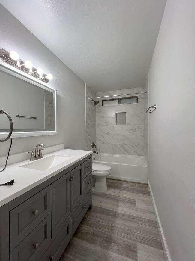 Building Photo - REMODELED 3 BEDROOM PLUS BONUS ROOM/BEDROOM. GREAT BACKYARD