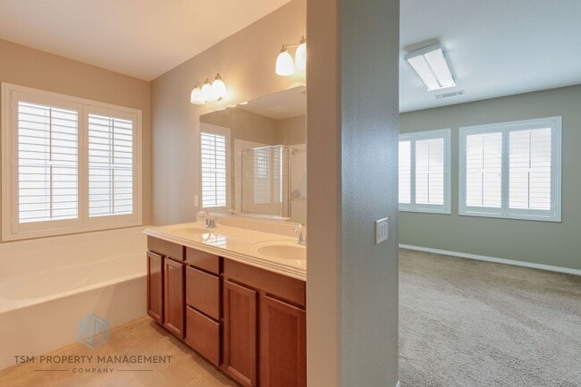 Building Photo - Spacious 3 Bed 2.5 Bath Condo in Orange!