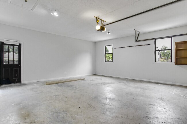 Building Photo - 452 Pasadena Dr