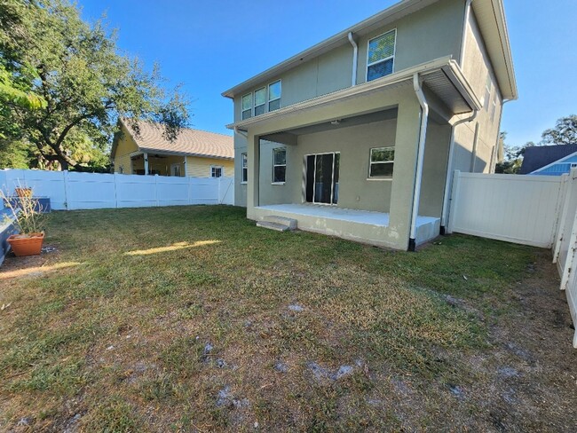 Building Photo - Gorgeous 4-Bedroom, 3-Bathroom Home in Tampa