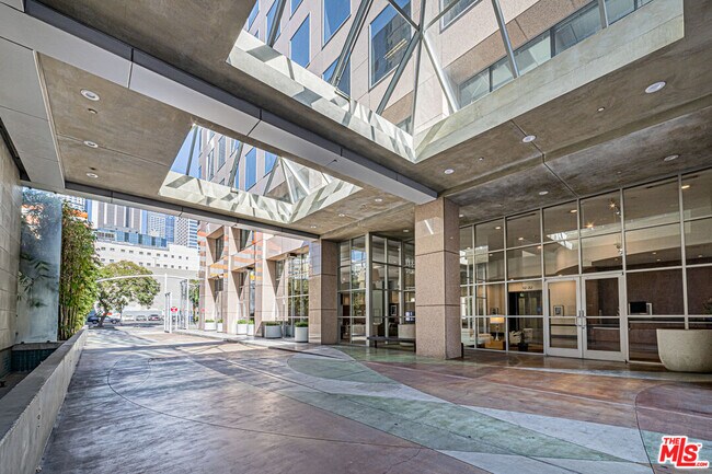 Building Photo - 801S S Grand Ave