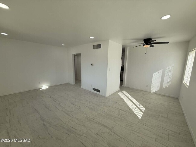 Building Photo - 333 E Linden St