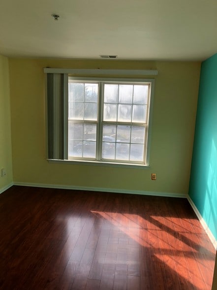 2nd bedroom - 525 Waterford Dr