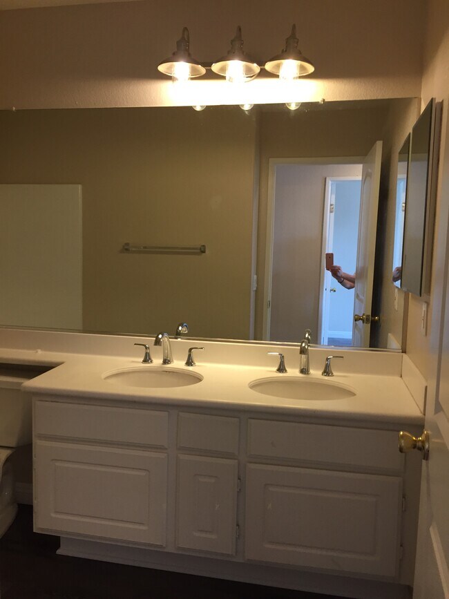 upstairs bathroom - 504 Robins Pl