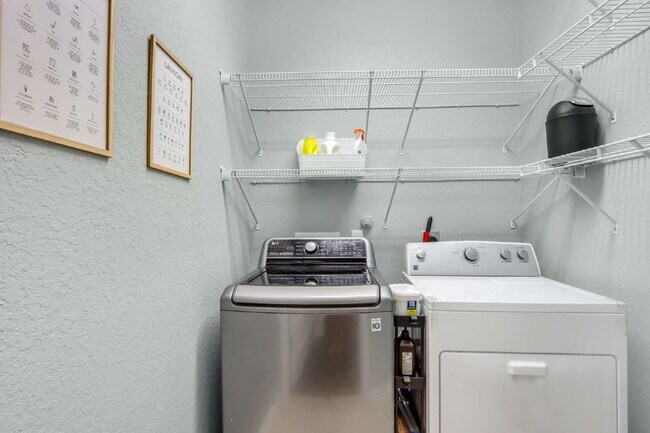 Building Photo - "Charming 3-Bed Oasis with 2.5 Baths in Sa...