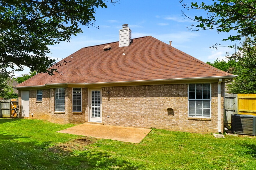 Building Photo - 80 Village Dr