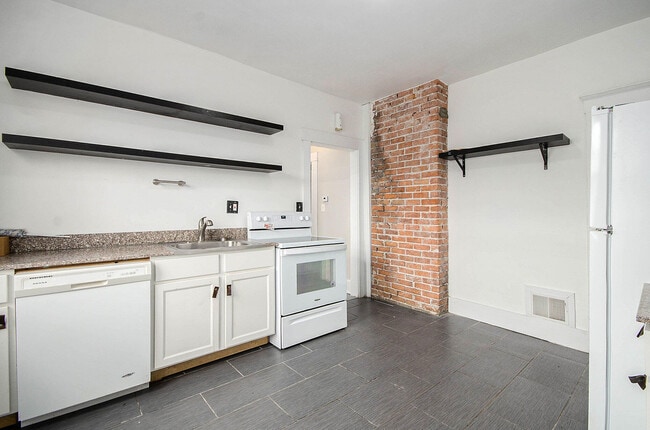 Building Photo - 593 Hague St