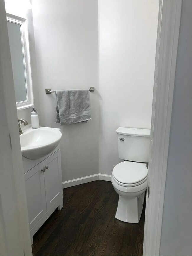 Building Photo - Charming 2BR Condo in Danbury