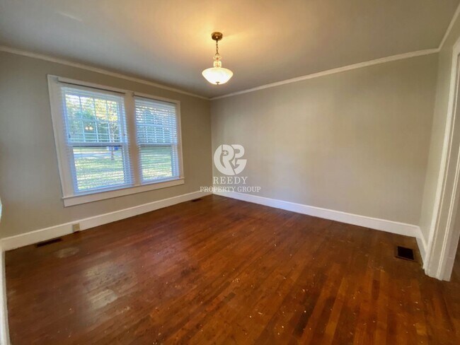 Building Photo - Spacious 3 bedroom  and 1 bath home with FENCED IN BACKYARD located minutes from downtown Spartan...