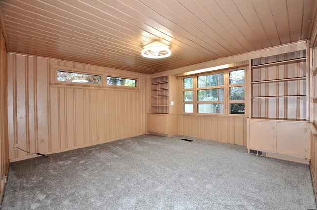 Building Photo - 19 Seneca Rd