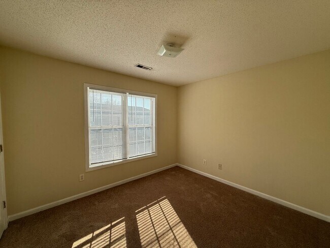 Building Photo - Two bedroom, 1.5 townhouse in Graham (Park...