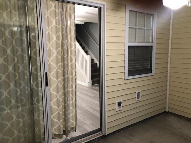 Building Photo - 2 Bedroom 2.5 Bath Townhome in Summer Wood!