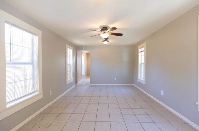 Building Photo - 330 Gem Ln