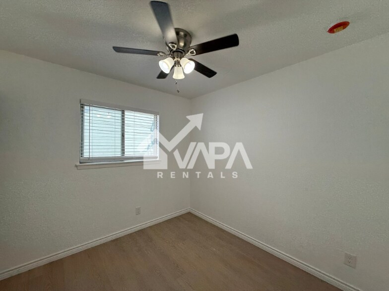 Building Photo - 7215 Hickory Grove Dr