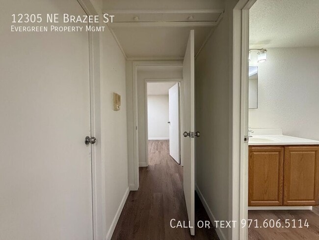 Building Photo - 12305 NE Brazee St