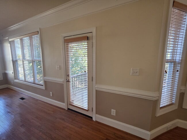 Building Photo - Spacious 4-Bedroom Home for Rent in Kings ...