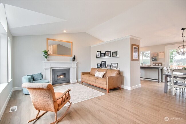 Building Photo - Well Maintained 3 Bed 2.5 Bath for Rent!