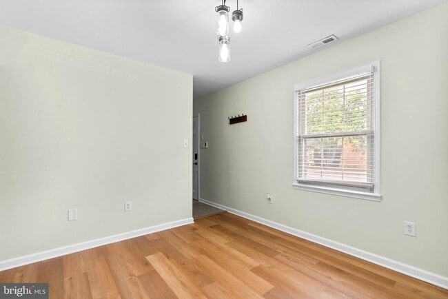 Building Photo - 16 Cornerwood Ct