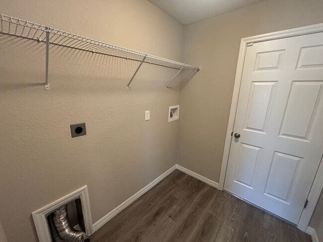 Building Photo - Great 3/2 in ideal location