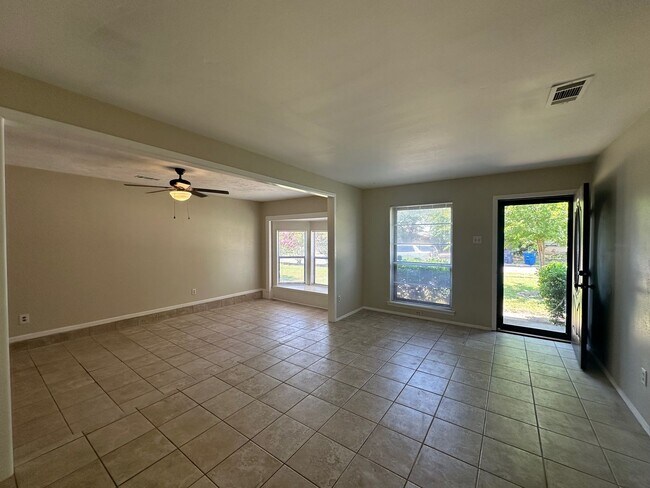 Building Photo - Freshly updated and Move in ready!