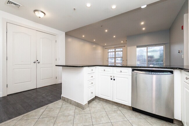 Building Photo - 614 Pond St