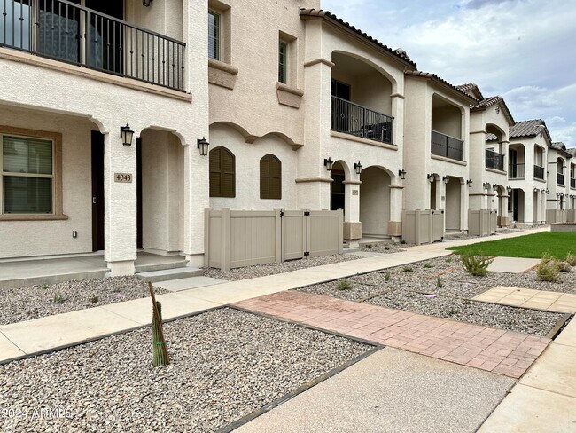 Building Photo - 4043 E Brisa Dr