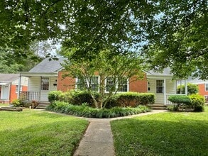 Building Photo - Gorgeous 2BR/1BA Duplex near Selwyn and Pa...
