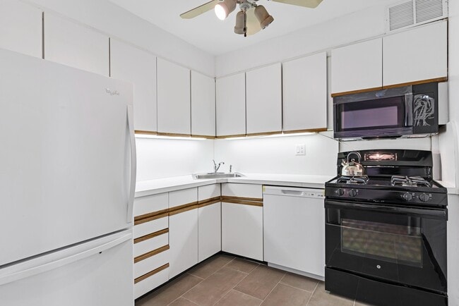 Building Photo - 2000 Linwood Ave