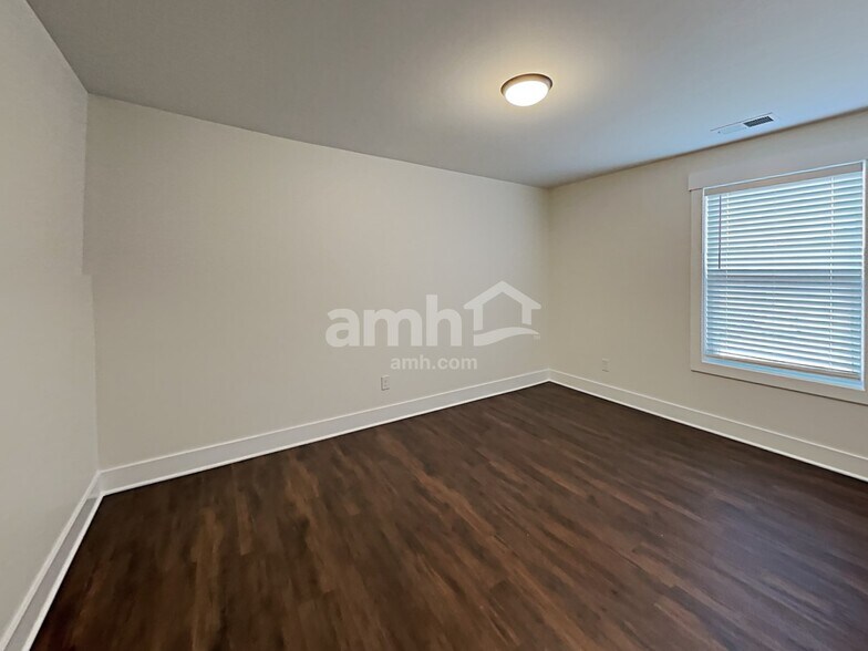 Building Photo - 1104 Westlawn Blvd
