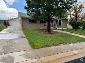 Building Photo - 5 Bedroom ,3 bathroom Single Family Unit