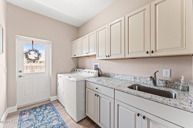 Building Photo - 1641 Earlham Ave NW