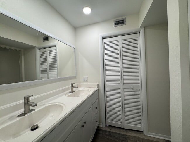 Building Photo - 259 Fenwick Dr