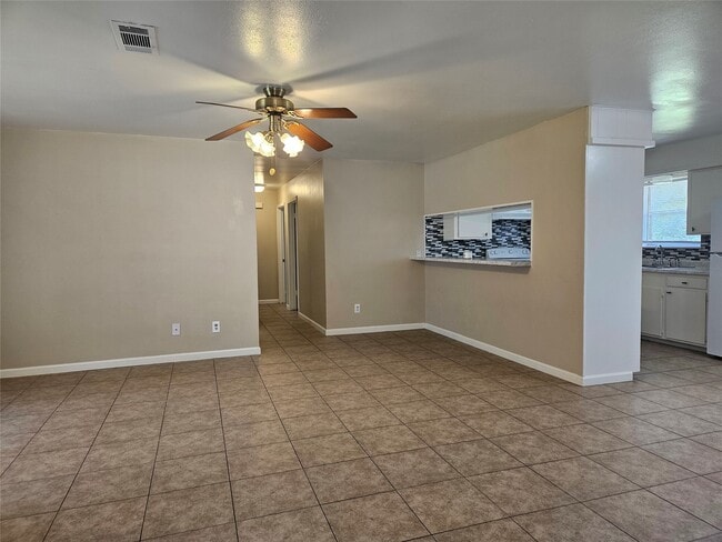 Building Photo - 207 Shadow Oaks Dr