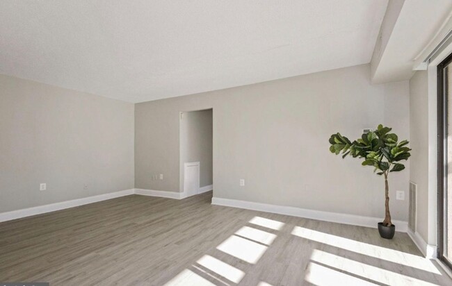 Building Photo - Renovated Herndon Condo
