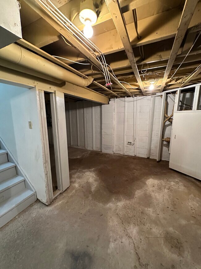 Building Photo - Crehange St 205/207