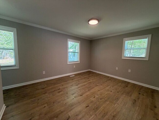 Building Photo - 3 Bedroom 2 Bath