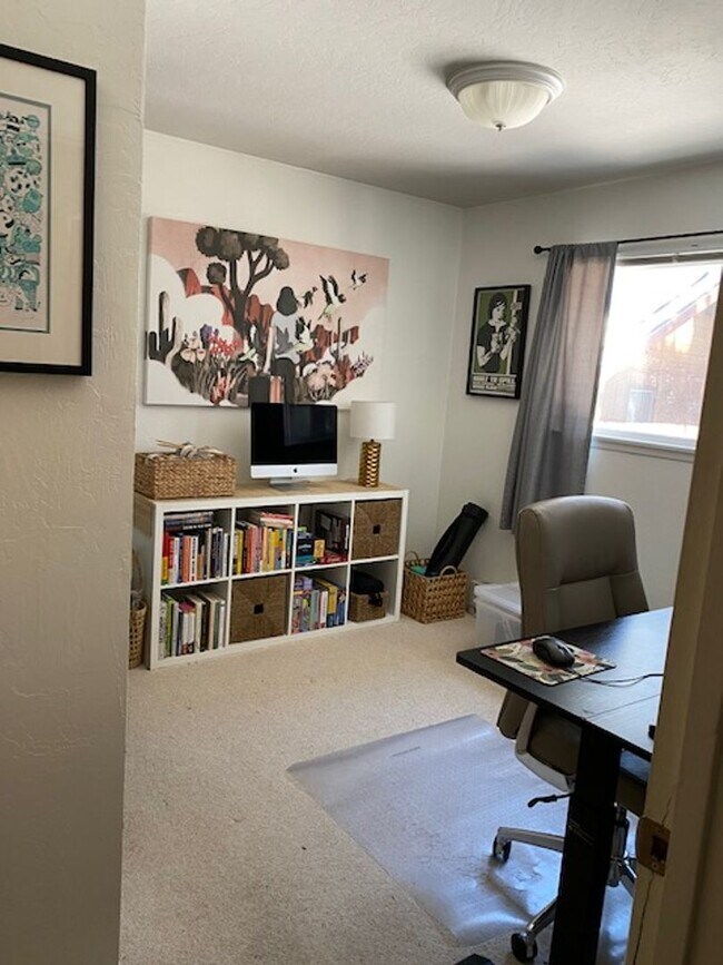 Building Photo - Lovely 3 Bedroom Home with Upgrades Throug...