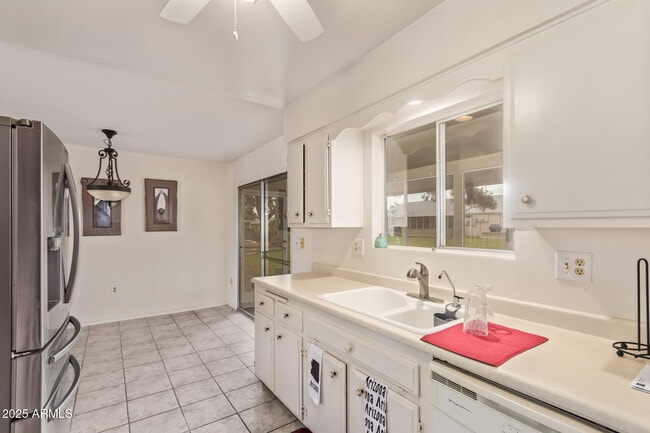 Building Photo - 13636 N Redwood Dr