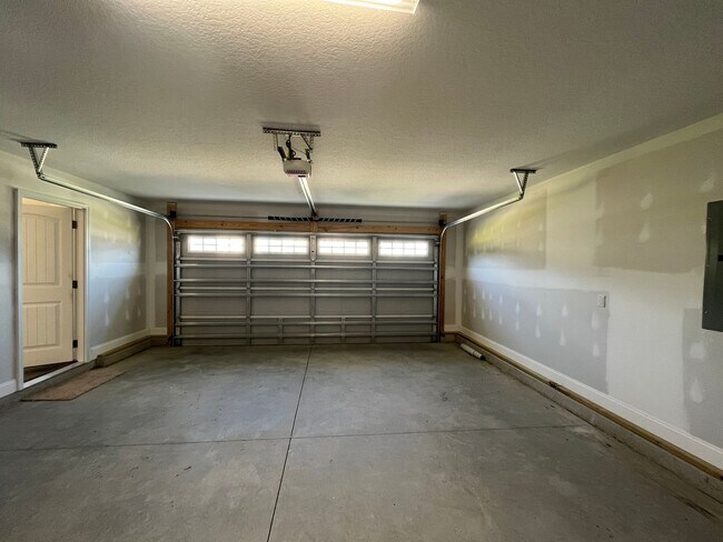 Building Photo - 400 Amethyst Ct