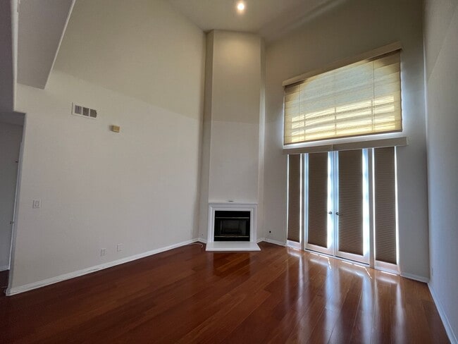 Building Photo - High vaulted ceilings open floor plan cond...
