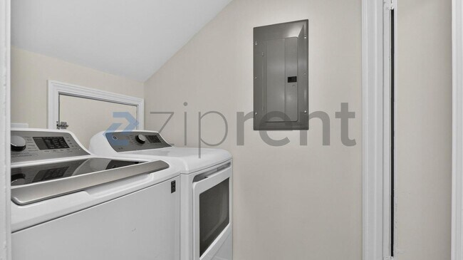 Building Photo - Unit 14