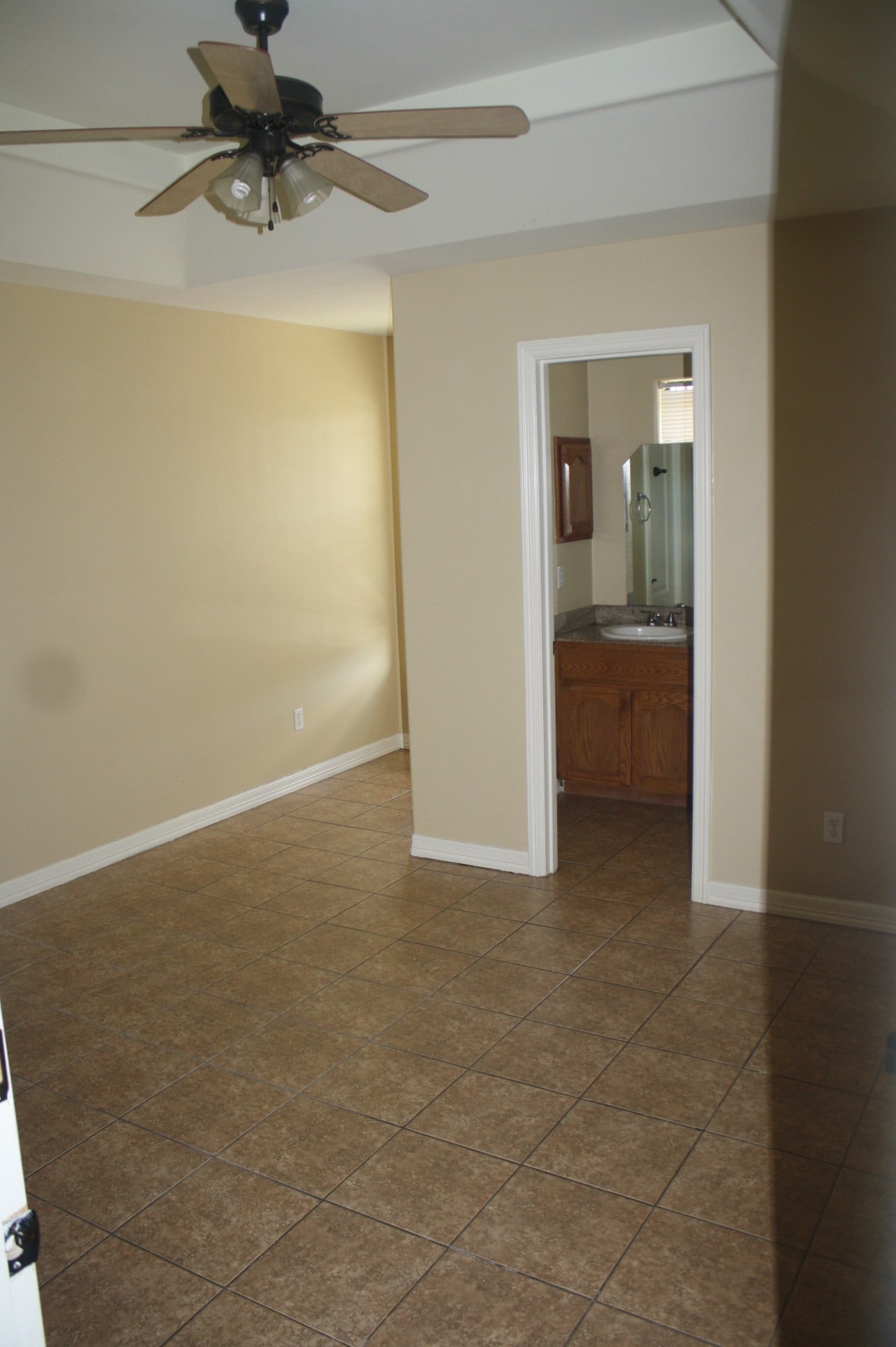 master bedroom/bath - 1204 West Kiwi