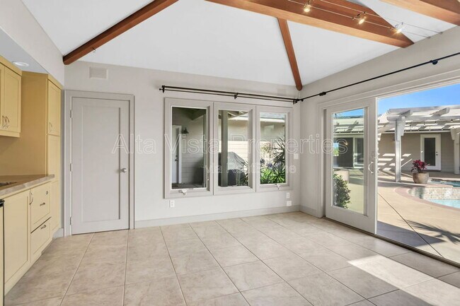 Building Photo - 5940 La Jolla Mesa Dr