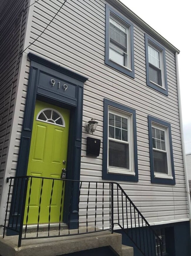 Building Photo - Modern 4 Bedroom, 2 Bathroom Rental in Sou...