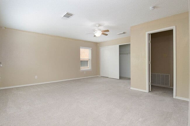 Building Photo - Beautiful 4/3.5 Home Available for Immedia...